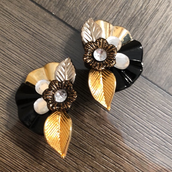 Vintage 80’s - 90’s Acrylic Gem & Flower Cluster Clip Earring Black & Gold - Picture 3 of 14